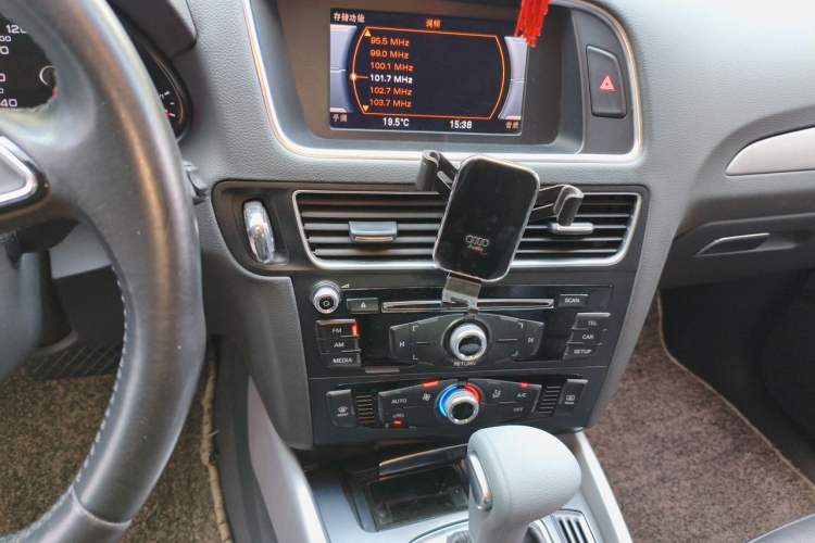 Used Audi Q5 2015 40 TFSI Trendy Edition Audio And AC Panel