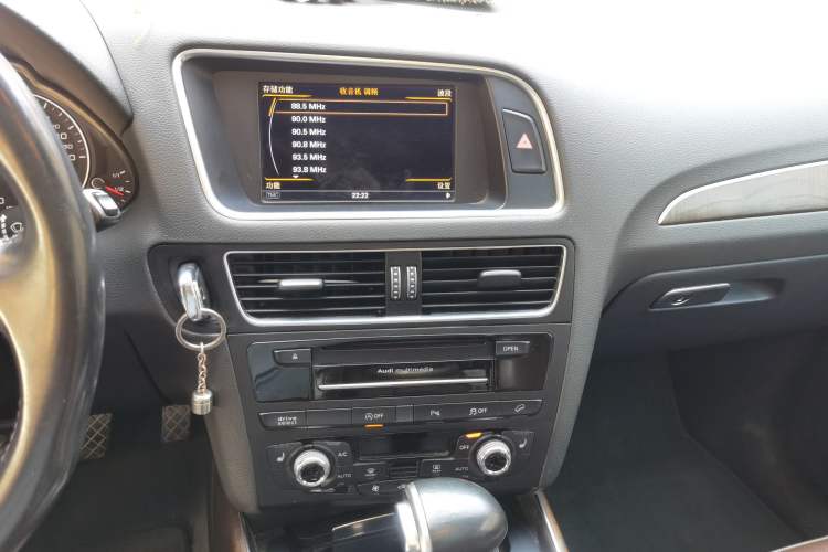 Used Audi Q5 2015 40 TFSI Technology Edition Audio And AC Panel