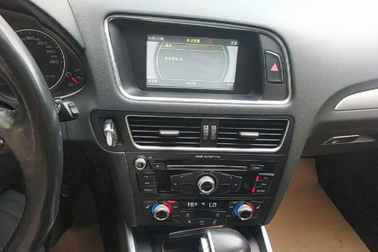 Used Audi Q5 2015 40 TFSI Technology Edition Audio And AC Panel