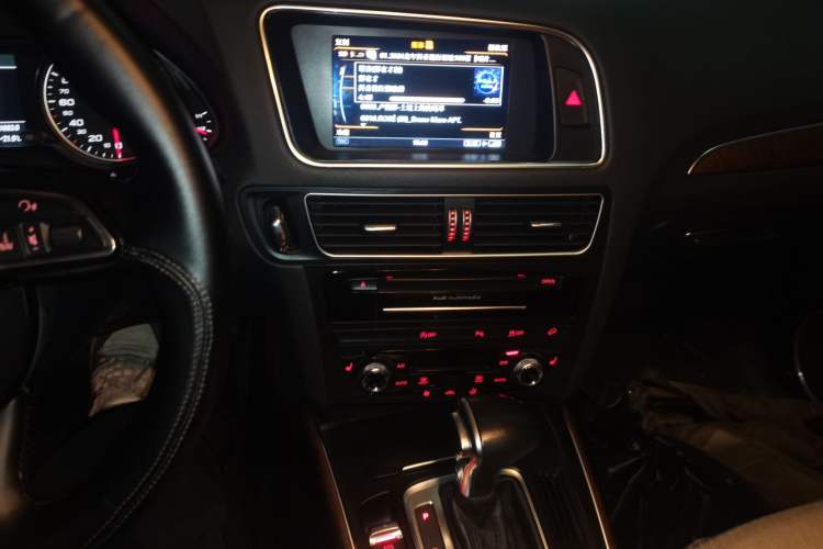 Used Audi Q5 2015 40 TFSI Comfort Model Audio And AC Panel