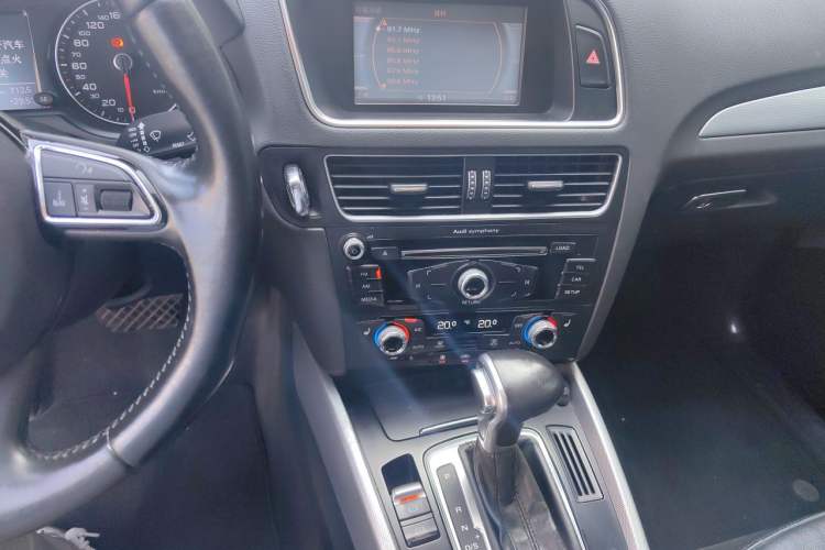Used Audi Q5 2015 40 TFSI Technology Edition Audio And AC Panel