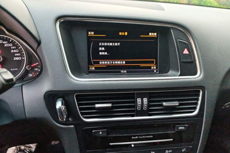 Used Audi Q5 2015 40 TFSI Comfort Model Audio And AC Panel