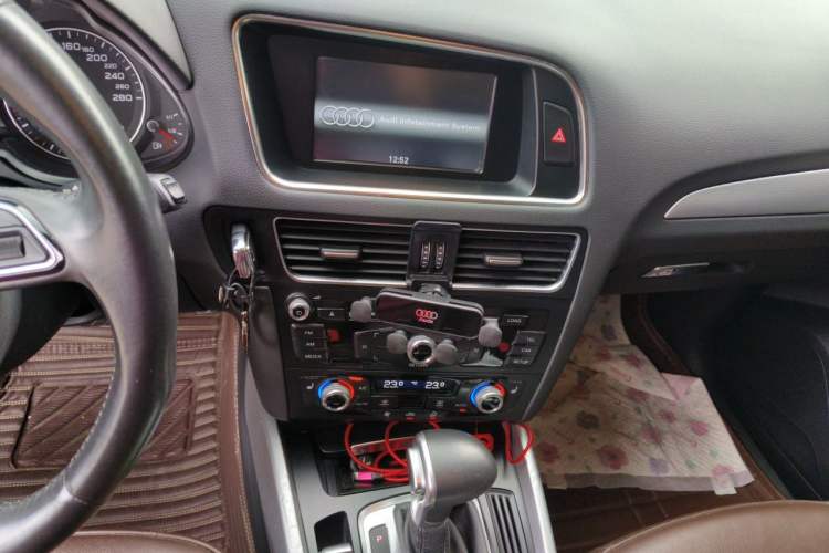 Used Audi Q5 2015 40 TFSI Technology Edition Audio And AC Panel
