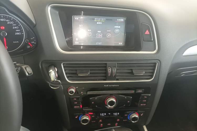 Used Audi Q5 2015 40 TFSI Comfort Model Audio And AC Panel