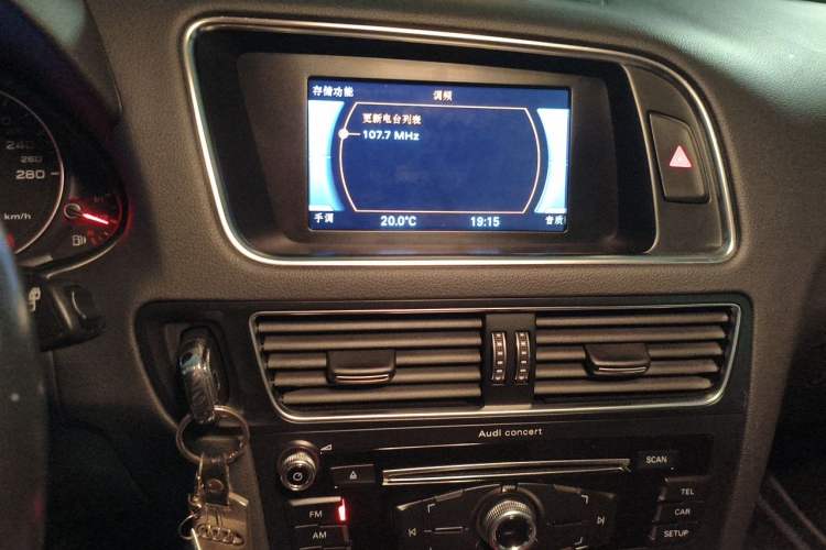 Used Audi Q5 2015 40 TFSI Trendy Edition Audio And AC Panel