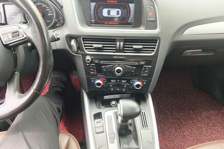 Used Audi Q5 2015 40 TFSI Technology Edition Audio And AC Panel