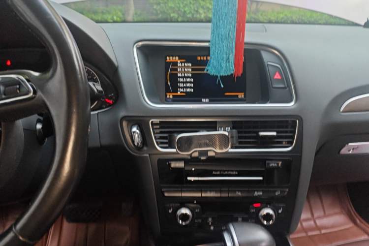 Used Audi Q5 2015 40 TFSI Comfort Model Audio And AC Panel