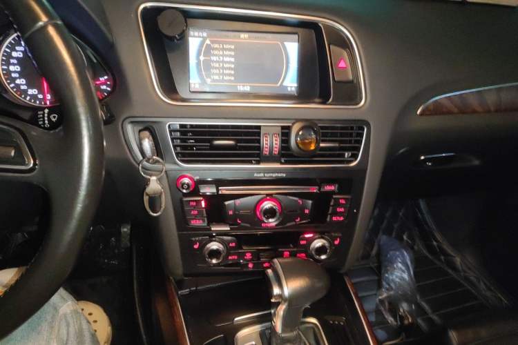 Used Audi Q5 2015 40 TFSI Technology Edition Audio And AC Panel