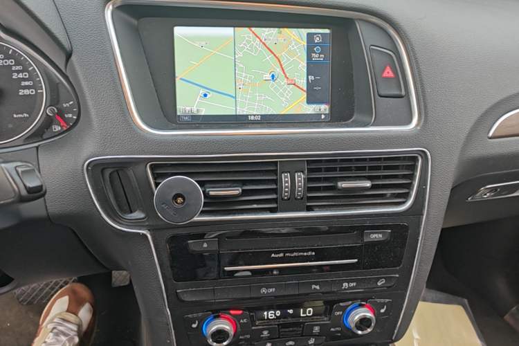 Used Audi Q5 2015 40 TFSI Comfort Model Audio And AC Panel