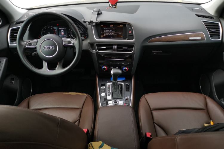 Used Audi Q5 2015 40 TFSI Comfort Model Center Console