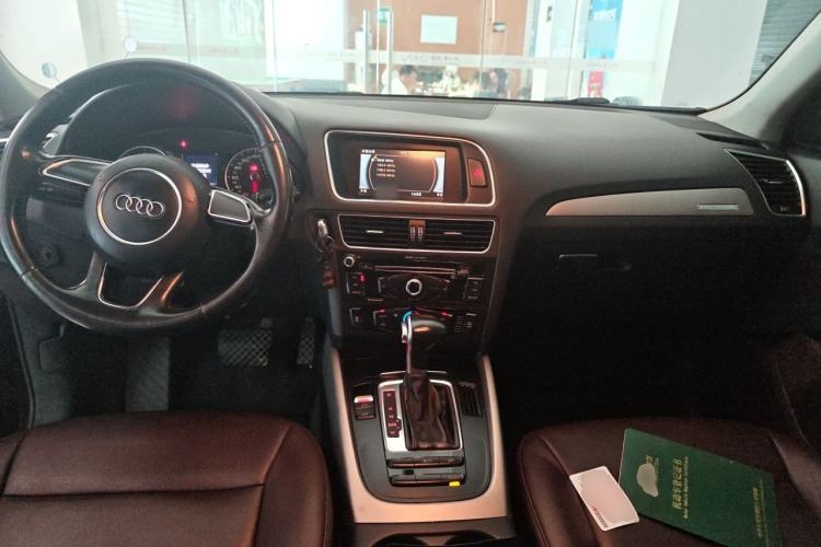 Used Audi Q5 2015 40 TFSI Trendy Edition Center Console