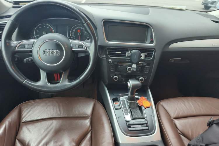 Used Audi Q5 2015 40 TFSI Technology Edition Center Console