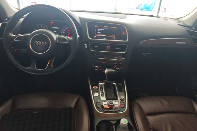 Used Audi Q5 2015 40 TFSI Comfort Model Center Console