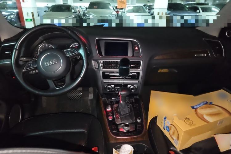 Used Audi Q5 2015 40 TFSI Comfort Model Center Console
