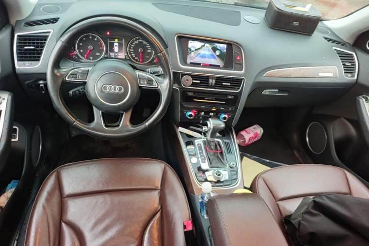 Used Audi Q5 2015 40 TFSI Comfort Model Center Console