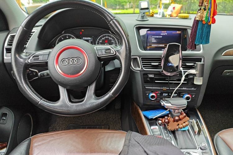 Used Audi Q5 2015 40 TFSI Comfort Model Center Console