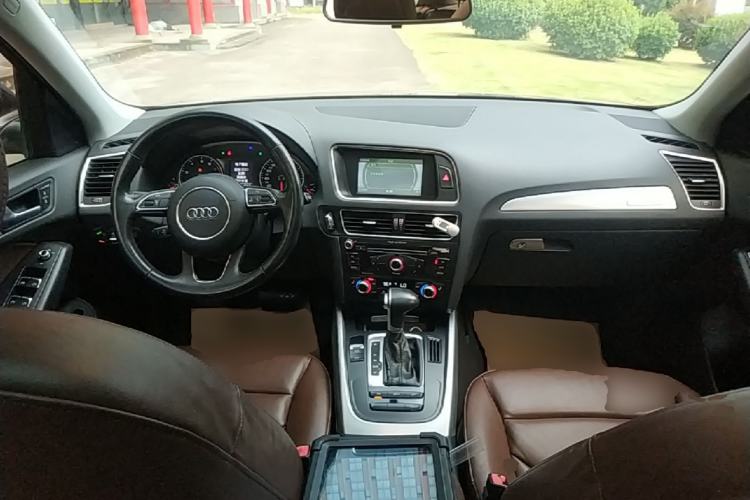 Used Audi Q5 2015 40 TFSI Technology Edition Center Console