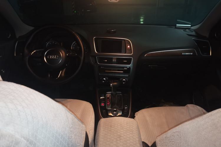 Used Audi Q5 2015 40 TFSI Comfort Model Center Console