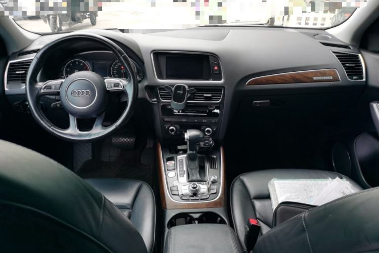 Used Audi Q5 2015 40 TFSI Comfort Model Center Console