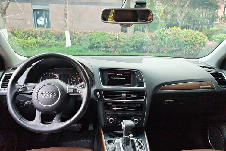 Used Audi Q5 2015 40 TFSI Comfort Model Center Console