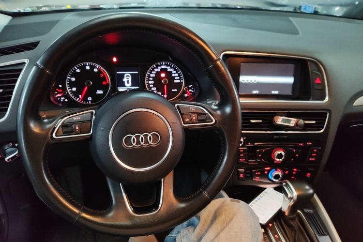 Used Audi Q5 2015 40 TFSI Trendy Edition Center Console