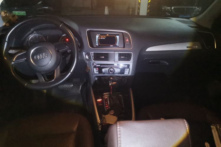 Used Audi Q5 2015 40 TFSI Trendy Edition Center Console