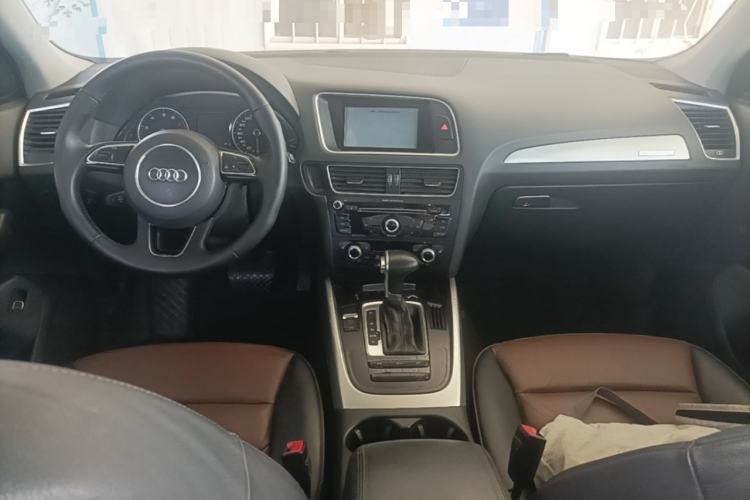 Used Audi Q5 2015 40 TFSI Comfort Model Center Console