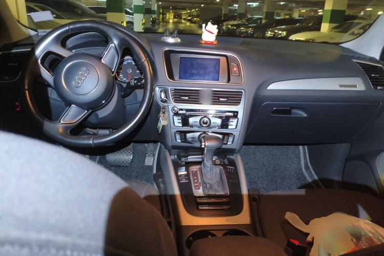 Used Audi Q5 2015 40 TFSI Trendy Edition Center Console