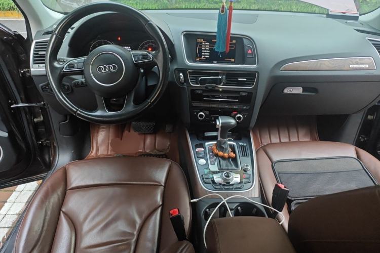 Used Audi Q5 2015 40 TFSI Comfort Model Center Console