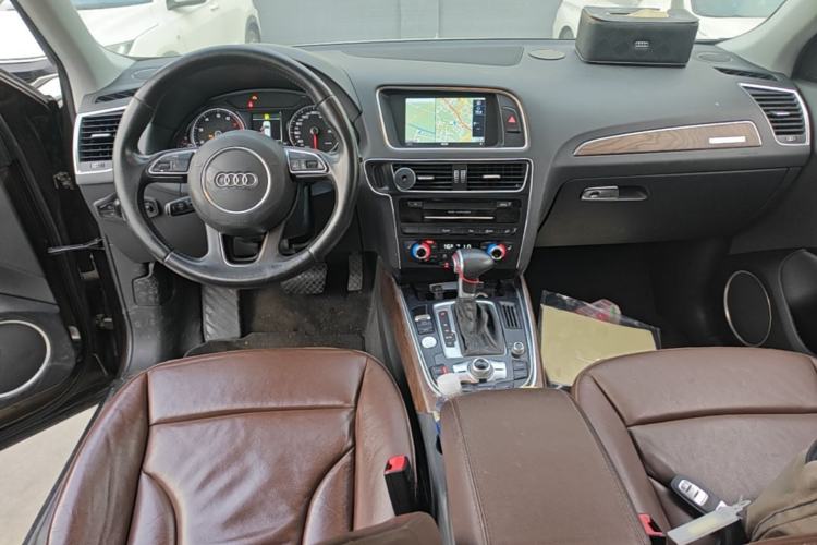 Used Audi Q5 2015 40 TFSI Comfort Model Center Console