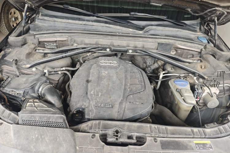 Used Audi Q5 2015 40 TFSI Comfort Model Engine Bay