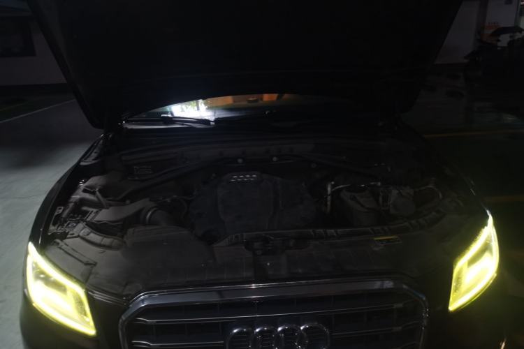 Used Audi Q5 2015 40 TFSI Comfort Model Engine Bay
