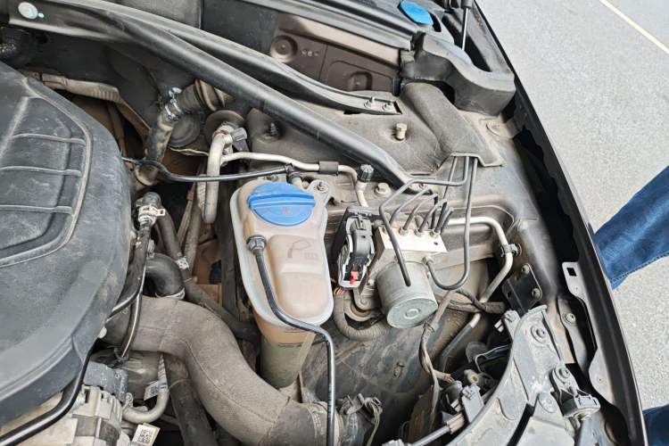 Used Audi Q5 2015 40 TFSI Comfort Model Engine Bay Left