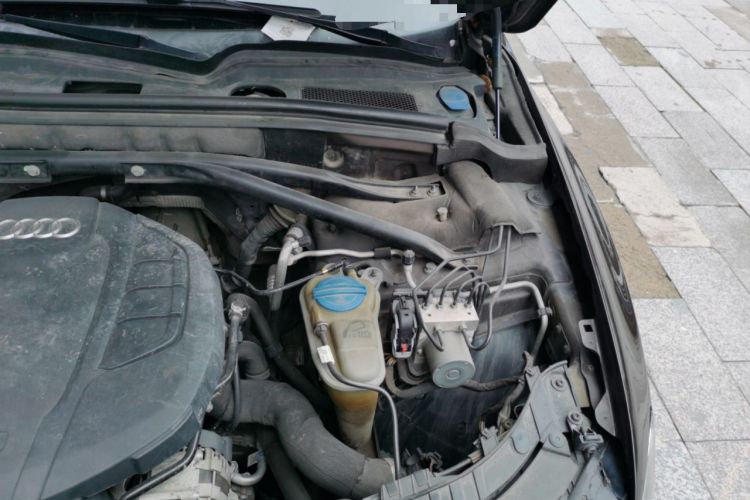 Used Audi Q5 2015 40 TFSI Comfort Model Engine Bay Left
