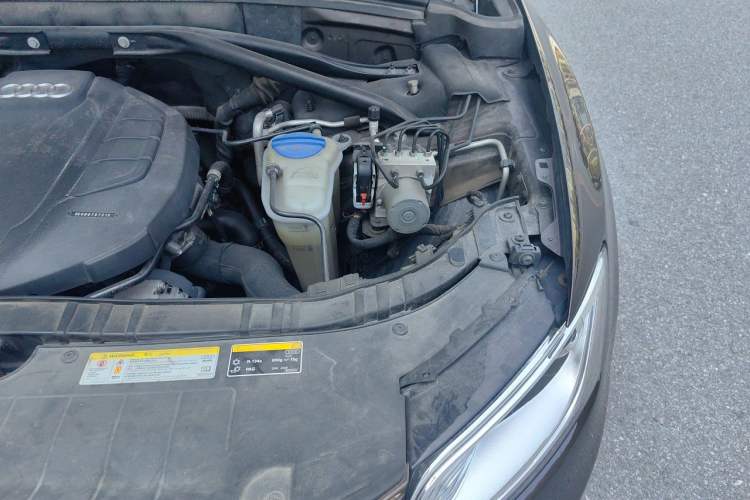 Used Audi Q5 2015 40 TFSI Technology Edition Engine Bay Left