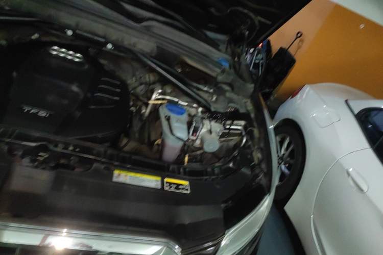 Used Audi Q5 2015 40 TFSI Technology Edition Engine Bay Left