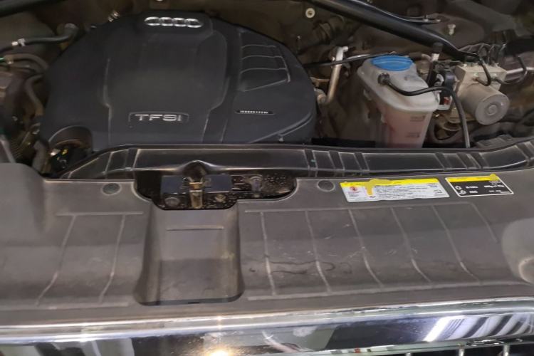 Used Audi Q5 2015 40 TFSI Comfort Model Engine Bay