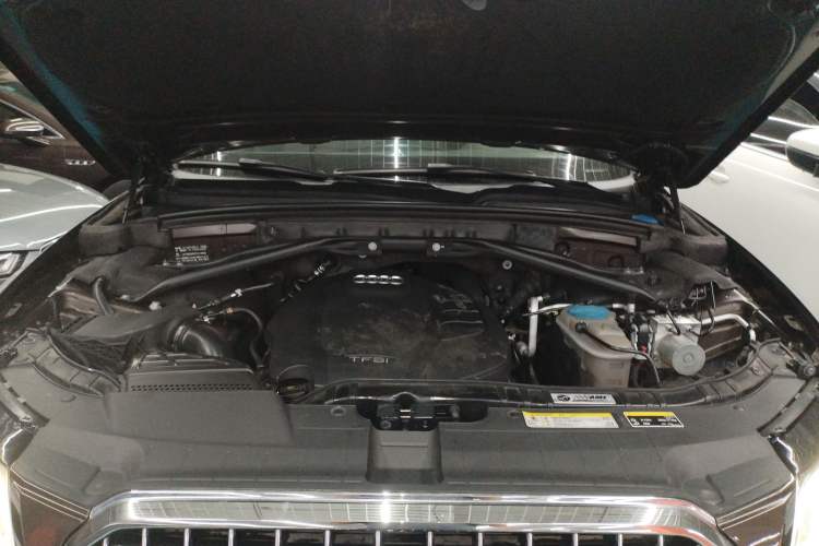 Used Audi Q5 2015 40 TFSI Comfort Model Engine Bay