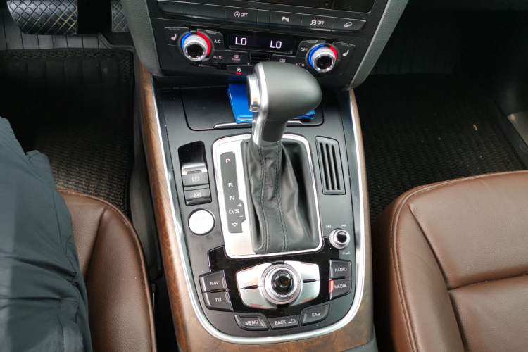Used Audi Q5 2015 40 TFSI Comfort Model Gear Lever