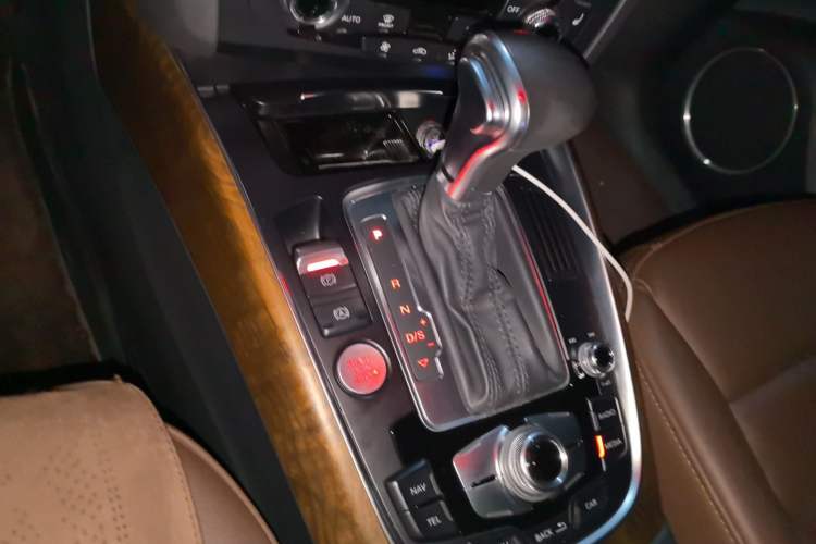 Used Audi Q5 2015 40 TFSI Comfort Model Gear Lever