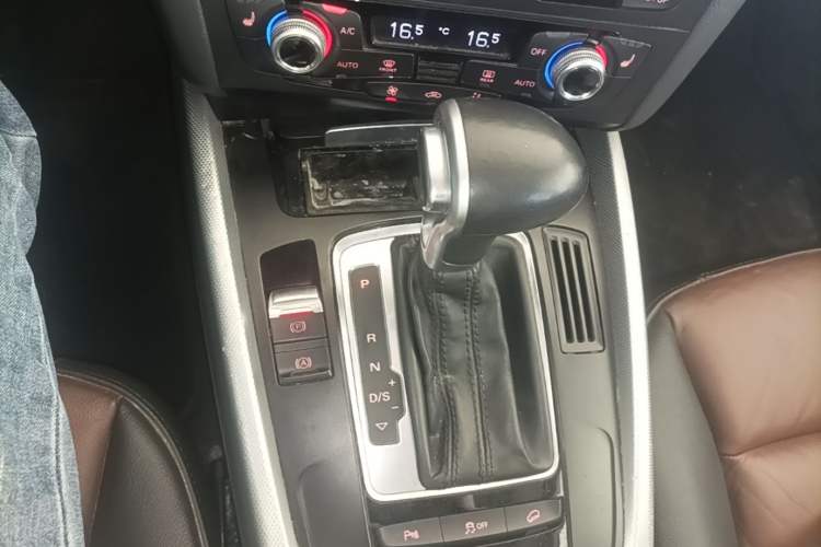 Used Audi Q5 2015 40 TFSI Comfort Model Gear Lever