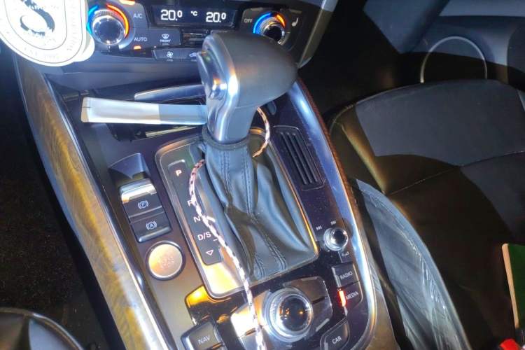 Used Audi Q5 2015 40 TFSI Comfort Model Gear Lever