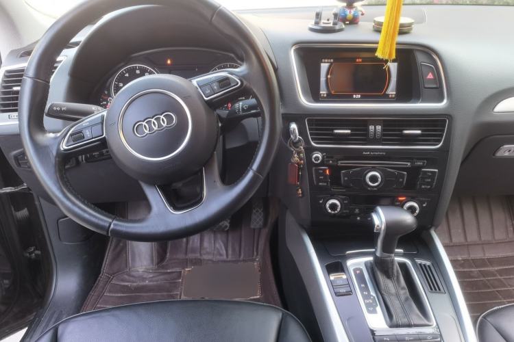 Used Audi Q5 2015 40 TFSI Technology Edition Interior 2