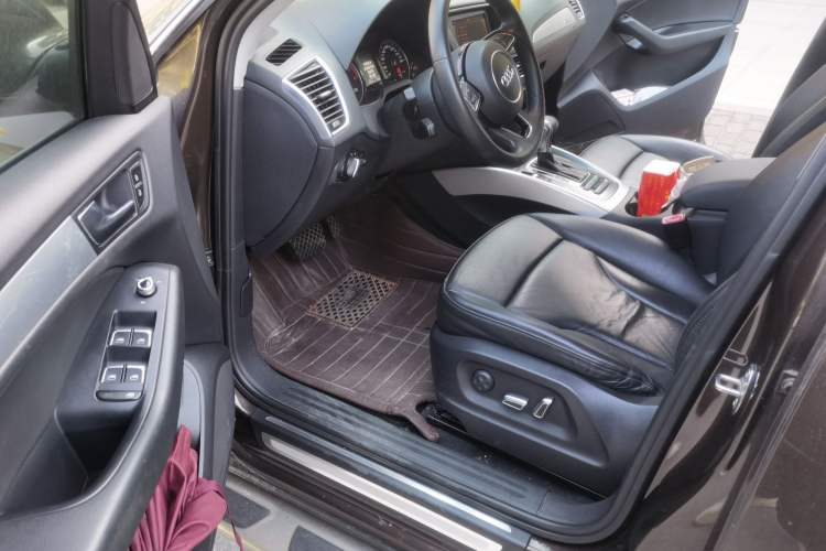 Used Audi Q5 2015 40 TFSI Technology Edition Interior 3