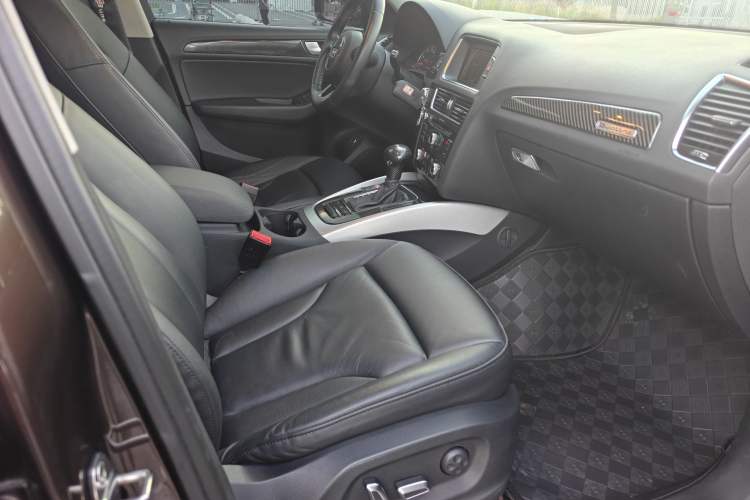 Used Audi Q5 2015 40 TFSI Technology Edition Interior 4
