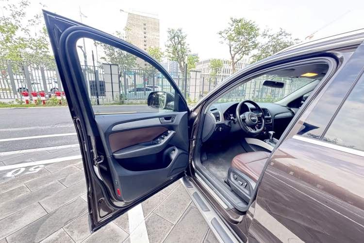 Used Audi Q5 2015 40 TFSI Trendy Edition Interior 9