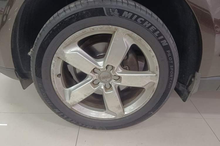 Used Audi Q5 2015 40 TFSI Comfort Model Left Front Wheel Hub