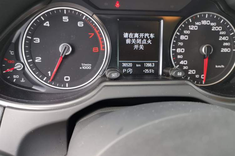 Used Audi Q5 2015 40 TFSI Comfort Model Odometer Close Up
