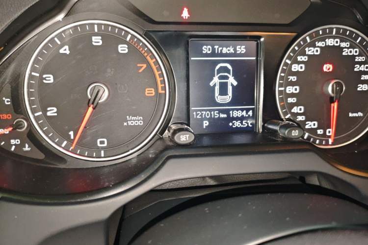 Used Audi Q5 2015 40 TFSI Trendy Edition Odometer Close Up