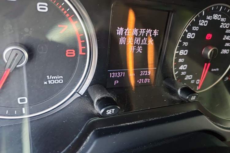 Used Audi Q5 2015 40 TFSI Comfort Model Odometer Close Up